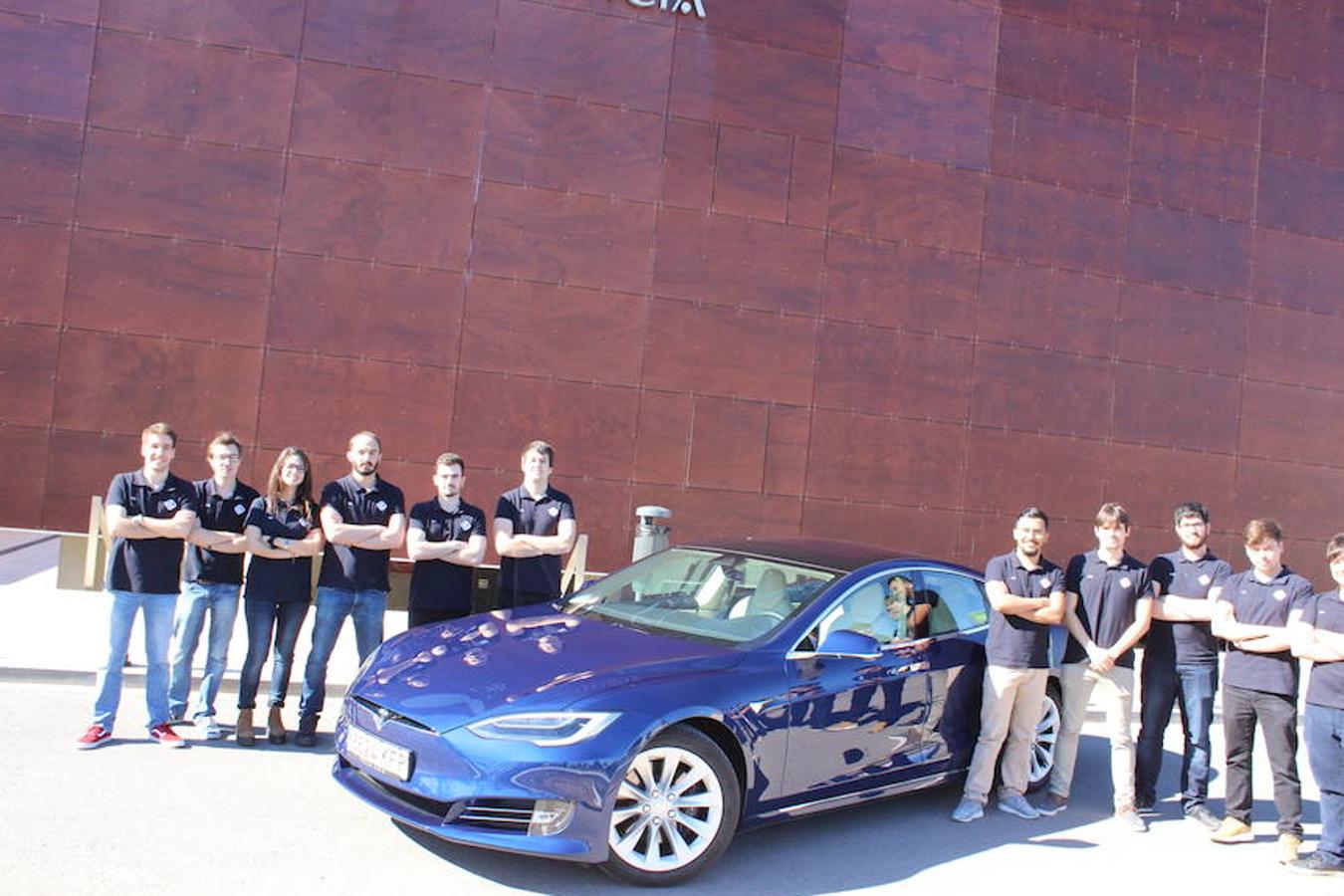 Invitamos a los jóvenes integrantes de Hyperloop Valencia a conocer el Tesla Model S, dos proyectos del visionario ejecutivo Elon Musk