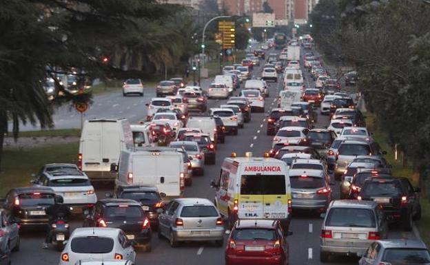 valencia: Las autoescuelas evitan la avenida del Cid durante los exámenes por los atascos