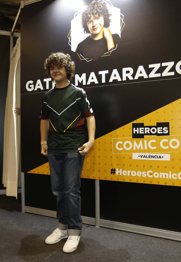 Heroes Comic Con ha estrenado hoy su primera edición en Valencia, con cientos de fans disfrazados de sus superhéroes favoritos y visiblemente emocionados porque este evento de talla internacional finalmente aterrice en la capital del Turia. Los aficionados a la ilustración podrán disfrutar del 23 al 25 de febrero en Feria Valencia de un amplio abanico de la oferta editorial del cómic valenciano, español y extranjero. Entre las actividades preparadas, destaca la visita del actor Gaten Matarazzo (Dustin de 'Stranger Things'), tanto que los pases para el encuentro llevan días agotados. 