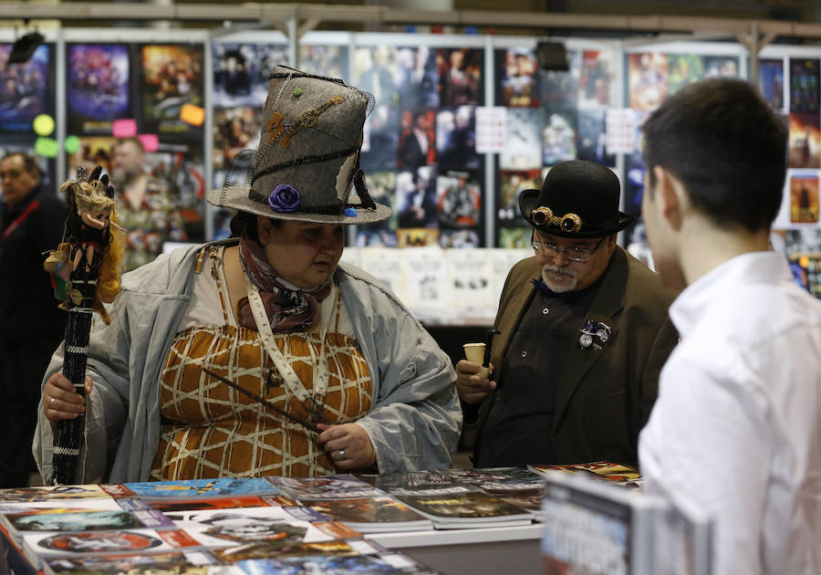 Heroes Comic Con ha estrenado hoy su primera edición en Valencia, con cientos de fans disfrazados de sus superhéroes favoritos y visiblemente emocionados porque este evento de talla internacional finalmente aterrice en la capital del Turia. Los aficionados a la ilustración podrán disfrutar del 23 al 25 de febrero en Feria Valencia de un amplio abanico de la oferta editorial del cómic valenciano, español y extranjero. Entre las actividades preparadas, destaca la visita del actor Gaten Matarazzo (Dustin de 'Stranger Things'), tanto que los pases para el encuentro llevan días agotados. 