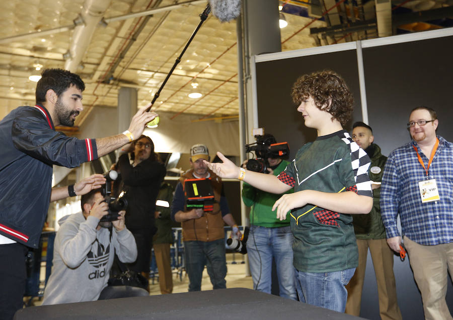 Heroes Comic Con ha estrenado hoy su primera edición en Valencia, con cientos de fans disfrazados de sus superhéroes favoritos y visiblemente emocionados porque este evento de talla internacional finalmente aterrice en la capital del Turia. Los aficionados a la ilustración podrán disfrutar del 23 al 25 de febrero en Feria Valencia de un amplio abanico de la oferta editorial del cómic valenciano, español y extranjero. Entre las actividades preparadas, destaca la visita del actor Gaten Matarazzo (Dustin de 'Stranger Things'), tanto que los pases para el encuentro llevan días agotados. 