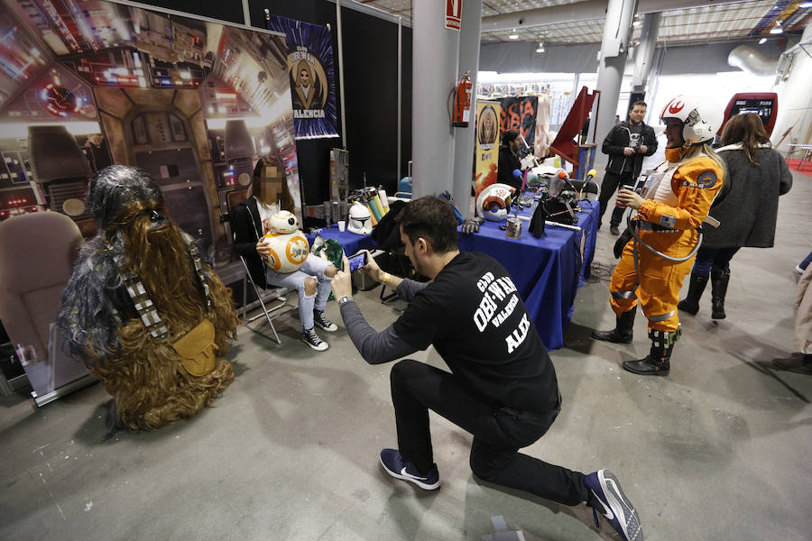 Heroes Comic Con ha estrenado hoy su primera edición en Valencia, con cientos de fans disfrazados de sus superhéroes favoritos y visiblemente emocionados porque este evento de talla internacional finalmente aterrice en la capital del Turia. Los aficionados a la ilustración podrán disfrutar del 23 al 25 de febrero en Feria Valencia de un amplio abanico de la oferta editorial del cómic valenciano, español y extranjero. Entre las actividades preparadas, destaca la visita del actor Gaten Matarazzo (Dustin de 'Stranger Things'), tanto que los pases para el encuentro llevan días agotados. 