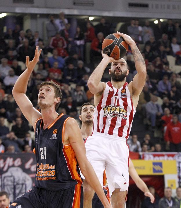 Spanoulis lanza durante el partido ante el Valencia Basket en El Pireo. 