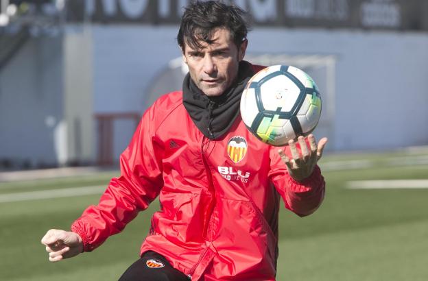 Marcelino controla un balón en un entrenamiento. 