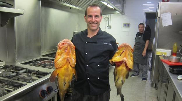 El chef Fernando Navarro, de Goya Gallery, con dos meros-meros. 