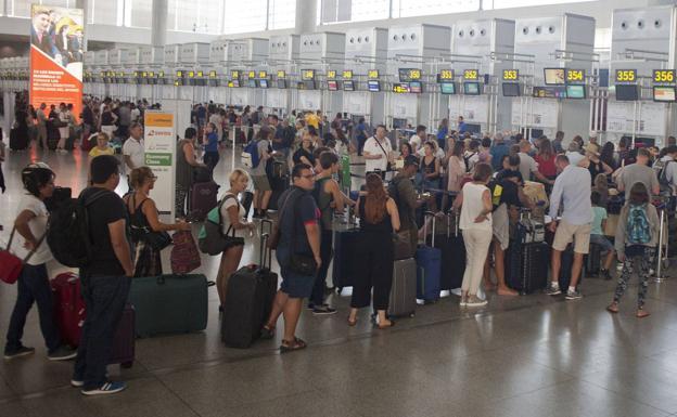 Detenida una limpiadora por quedarse con dos pulseras de oro de una pasajera en el aeropuerto de Málaga