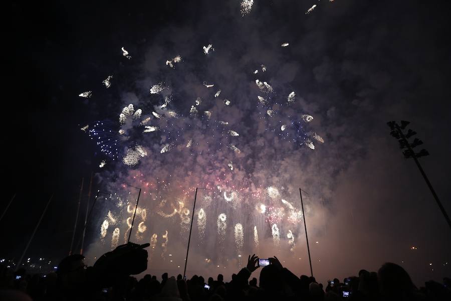 Fotos: Así ha sorprendido la mascletà vertical en la Marina