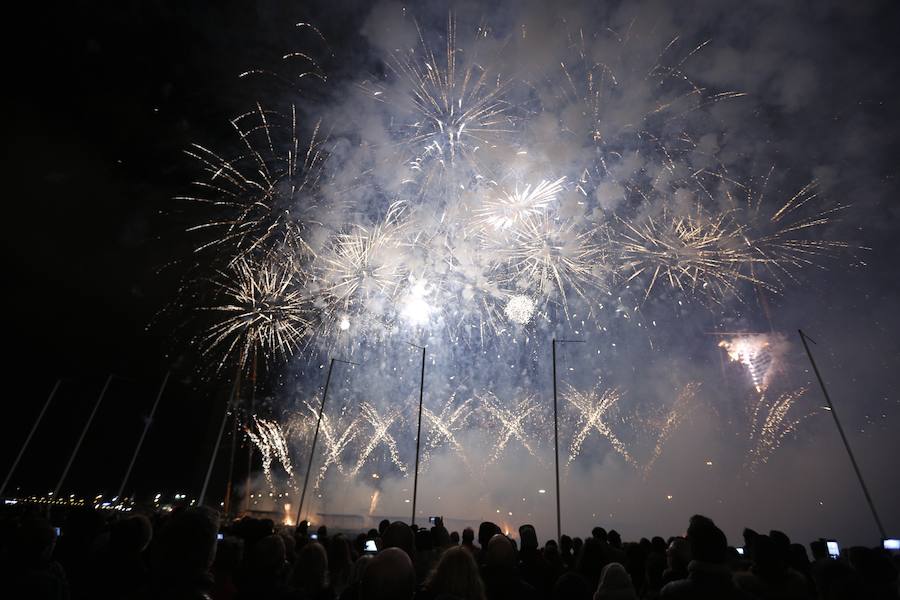 Fotos: Así ha sorprendido la mascletà vertical en la Marina