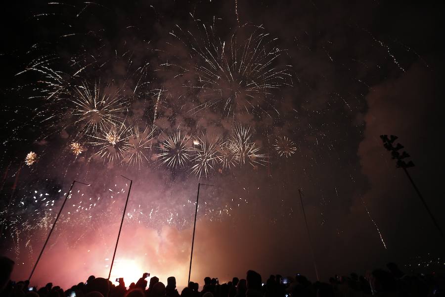 Fotos: Así ha sorprendido la mascletà vertical en la Marina