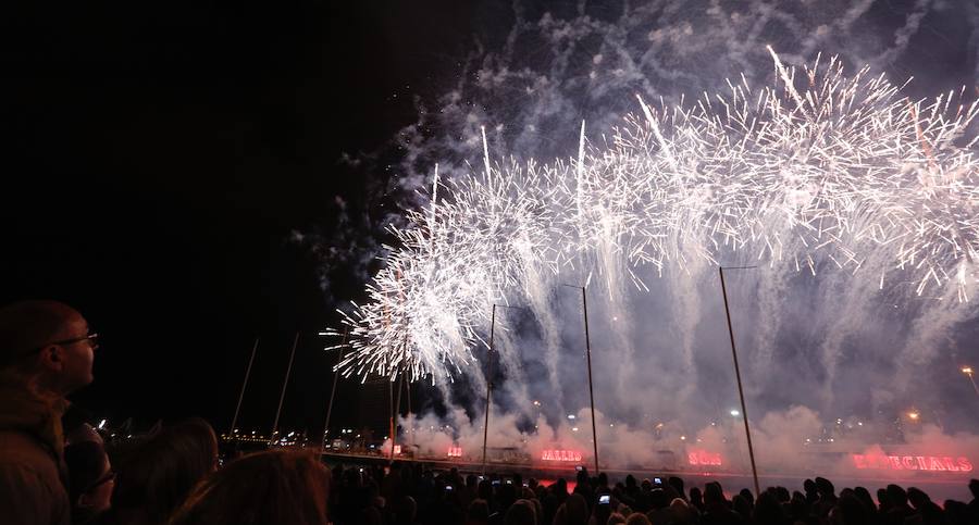 Fotos: Así ha sorprendido la mascletà vertical en la Marina