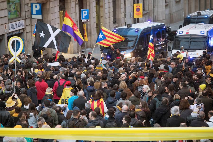 Los Mossos han bloqueado con furgonetas los principales accesos al Palau de la Música de Barcelona, donde está prevista la asistencia de Felipe VI en la cena de bienvenida al Congreso Mundial de Móviles (MWC), para frenar a los manifestantes independentistas, lo que ha generado empujones y algunos rifirrafes.