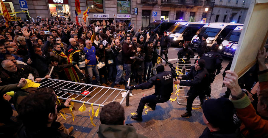 Los Mossos han bloqueado con furgonetas los principales accesos al Palau de la Música de Barcelona, donde está prevista la asistencia de Felipe VI en la cena de bienvenida al Congreso Mundial de Móviles (MWC), para frenar a los manifestantes independentistas, lo que ha generado empujones y algunos rifirrafes.