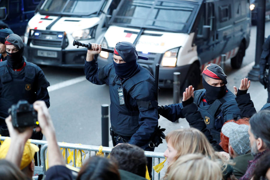 Los Mossos han bloqueado con furgonetas los principales accesos al Palau de la Música de Barcelona, donde está prevista la asistencia de Felipe VI en la cena de bienvenida al Congreso Mundial de Móviles (MWC), para frenar a los manifestantes independentistas, lo que ha generado empujones y algunos rifirrafes.