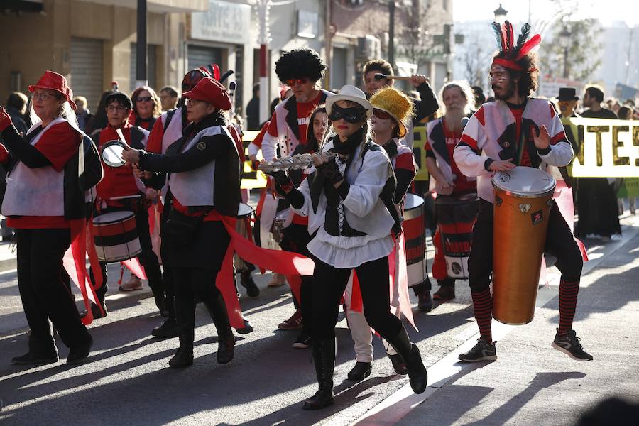 Centenares de personas se dan cita en la octava edición del Carnaval de Ruzafa, que se celebra este sábado 24 de febrero y que se alarga hasta casi la medianoche.