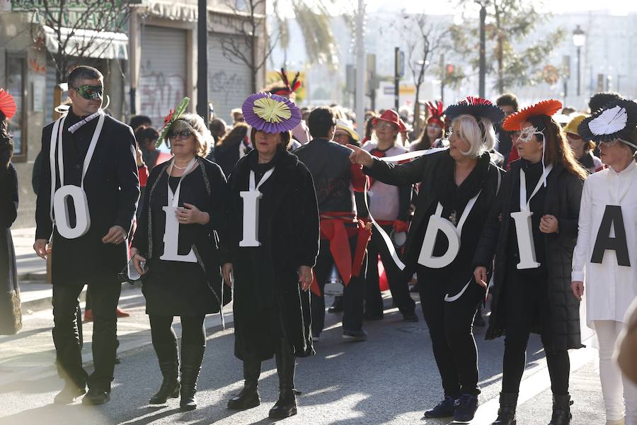 Centenares de personas se dan cita en la octava edición del Carnaval de Ruzafa, que se celebra este sábado 24 de febrero y que se alarga hasta casi la medianoche.