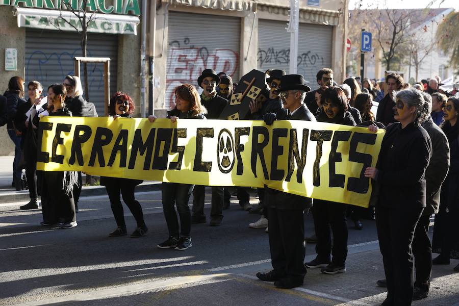 Centenares de personas se dan cita en la octava edición del Carnaval de Ruzafa, que se celebra este sábado 24 de febrero y que se alarga hasta casi la medianoche.