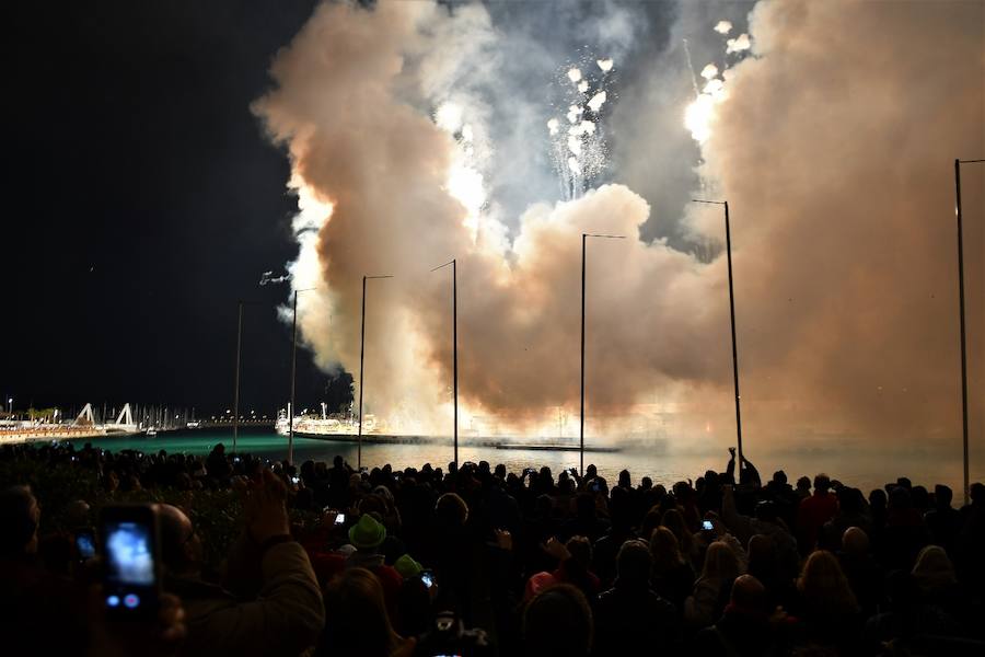 Fotos: Así ha sorprendido la mascletà vertical en la Marina