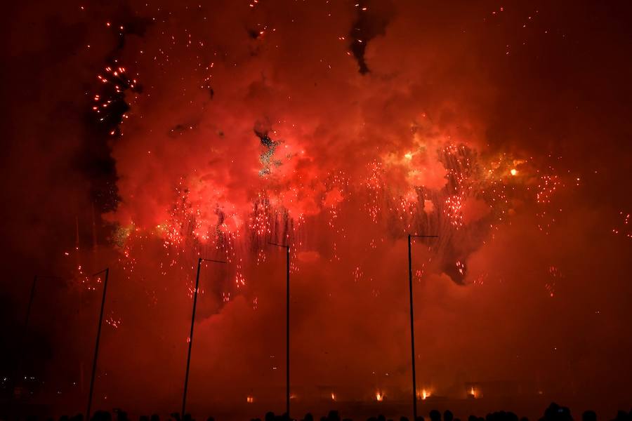 Fotos: Así ha sorprendido la mascletà vertical en la Marina