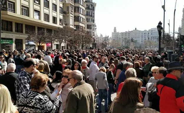 El público llena la plaza del Ayuntamiento de Valencia.