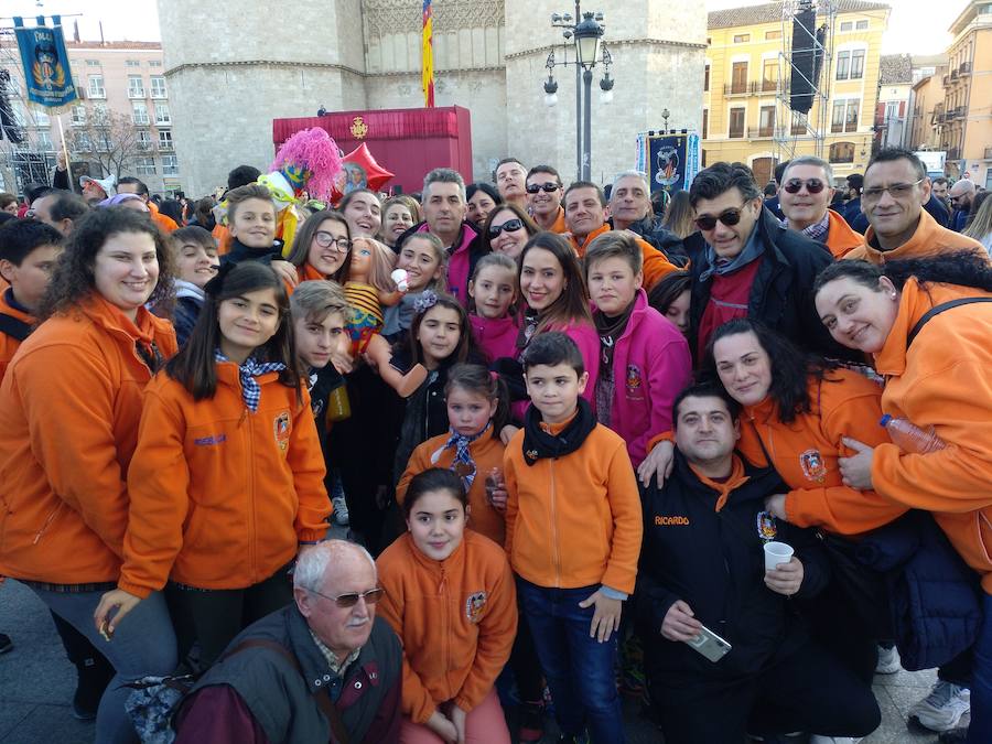 La falla Doctor Gómez Ferrer de Xirivella ha acudido a la cita con una muñeca costumizada con la Senyera y la banda de fallera mayor y la usan para voltearla.