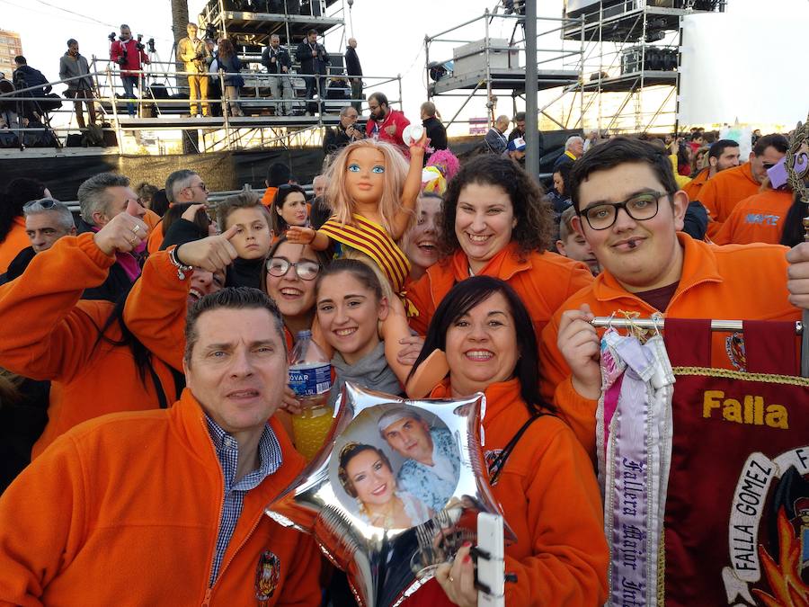 La falla Doctor Gómez Ferrer de Xirivella ha acudido a la cita con una muñeca costumizada con la Senyera y la banda de fallera mayor y la usan para voltearla.