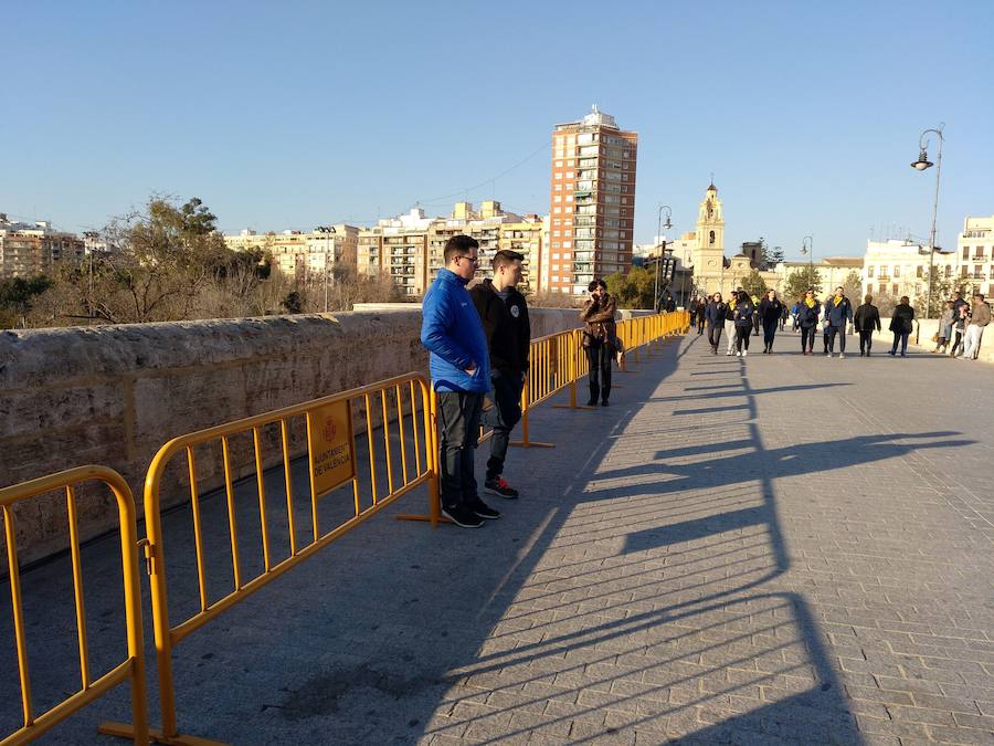 Han aumentado la seguridad y han creado un pasillo de evacuación que separa más al público de las falleras. También hay un nuevo pasillo en el puente de las torres de Serranos