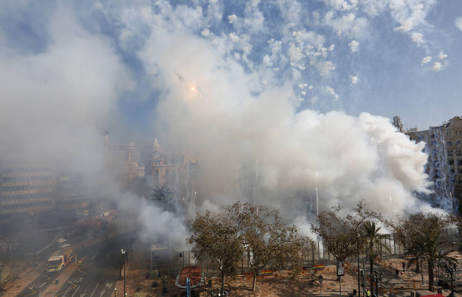 Fotos: Fotos de la mascletà del día de la Crida de las Fallas 2018