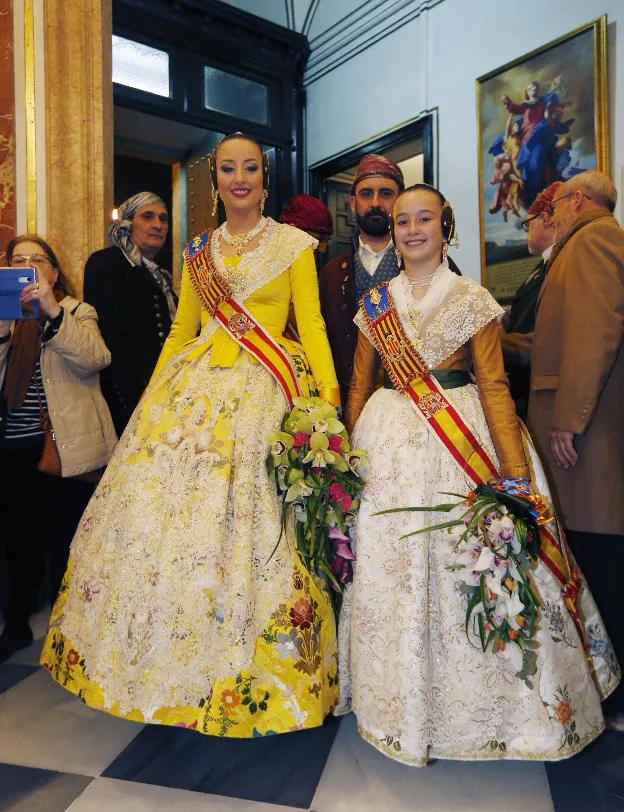 Rocío Gil y Daniela Gómez, con los espolines de la Crida en tono amarillo y blanco. 