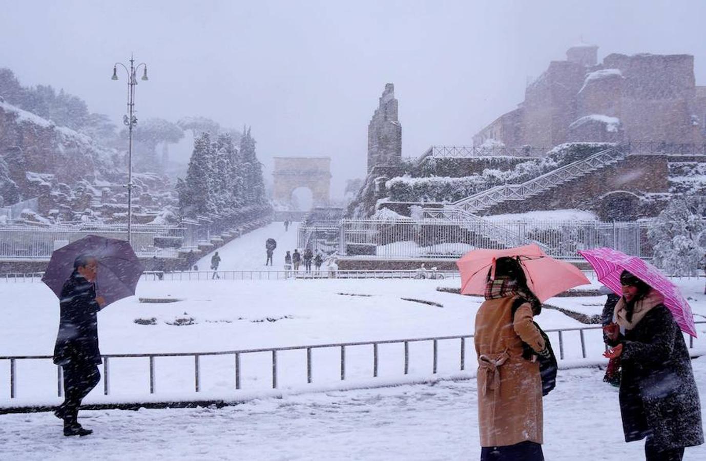 La capital italiana amanece teñida de blanco, algo que no ocurría desde hace seis años