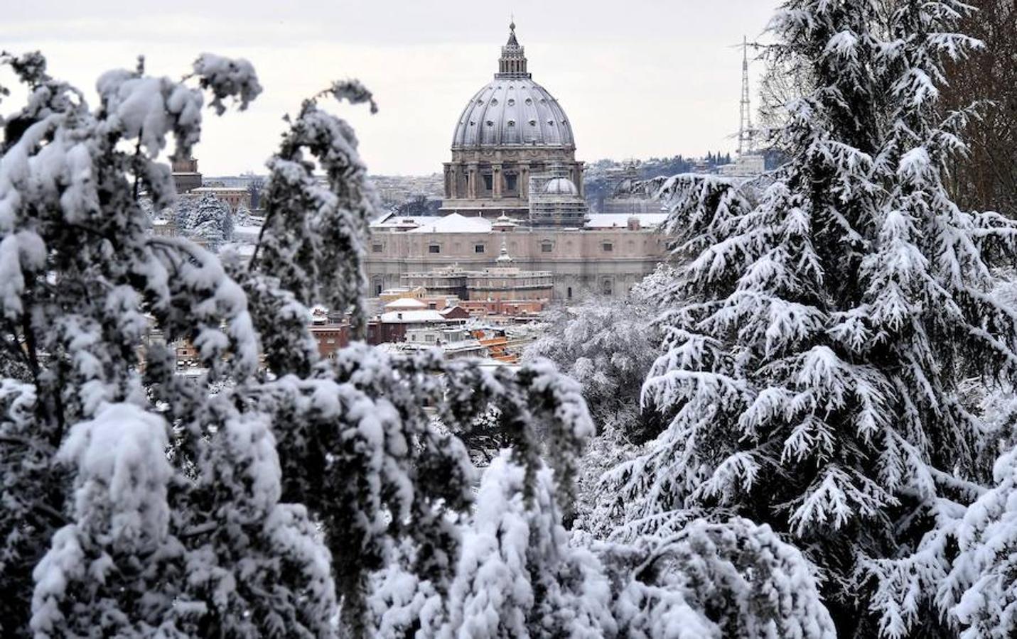 La capital italiana amanece teñida de blanco, algo que no ocurría desde hace seis años