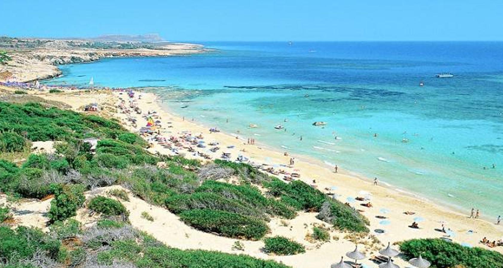 Tal y como se refleja en la foto, la Playa Fig Tree Bay (Chipre) cuenta con un gran número de visitantes además de la posibilidad de practicar una gran variedad de deportes acuáticos. Dirigida a los más aventureros y deportistas,esta playa se ha quedado con la posición 13. 