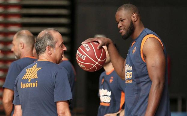 Txus Vidorreta y Latavious Williams conversan durante un entrenamiento.