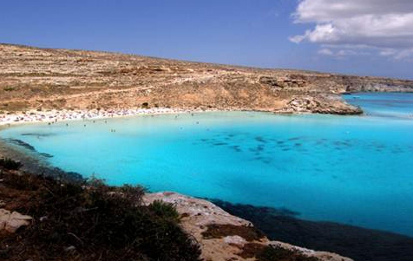 Ubicada en la isla italiana de Lampedusa, la Playa de los Conejos, a pesar de su nombre, se conoce por la aparición de tortugas. Esta playa, con un clima ideal y un entorno perfecto para pasar las vacaciones de verano, ha logrado la posición nº 21.