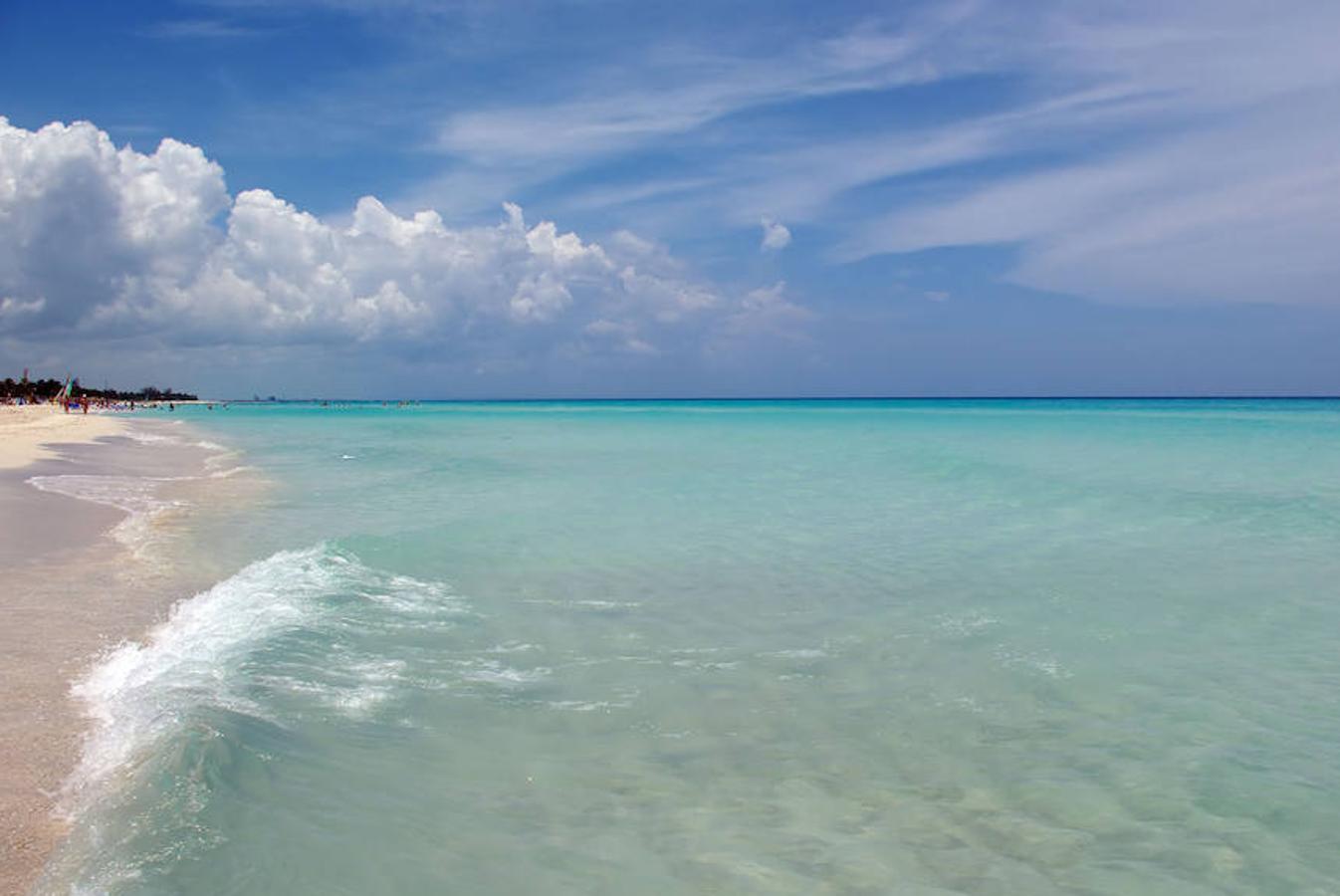 La Playa Varadero, con aguas limpias y cristalinas, está situada en Cuba y es considerada una de las mejores playas para practicar el snorkel y el buceo. Este rincón tan espectacular de la costa cubana ha completado el podio con la tercera posición. 