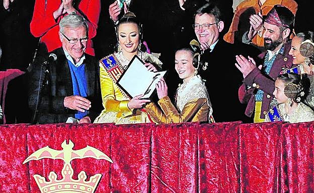 El alcalde de Valencia, Joan Ribó, entrega las llaves de la ciudad a Rocío Gil y Daniela Gómez, ante la atenta mirada del presidente de la Generalitat, Ximo Puig.