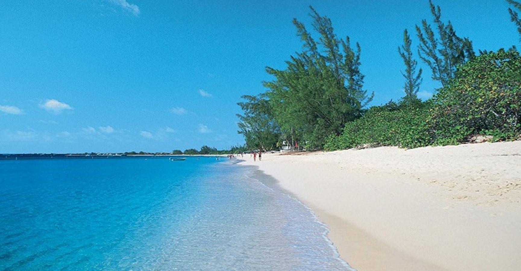 Ubicada en la orilla occidental de Gran Caimán (Islas Caimán), la Playa de Siete Millas se extiende a lo largo de 9 kilómetros. Debido a sus arenas de coral y sus aguas transparentes, se ha quedado con el cuarto puesto.