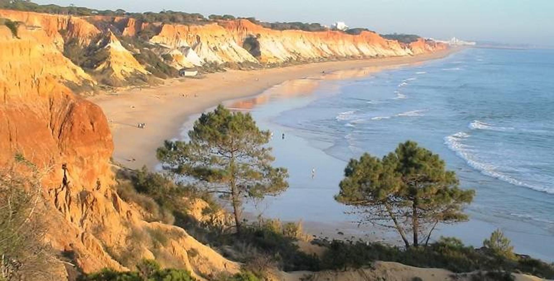 Dentro del TOP 20, en la posición nº 12, se encuentra la peculiar Playa de Falésia (Portugal), con su arena rojiza y los espectaculares acantilados que la rodean. 