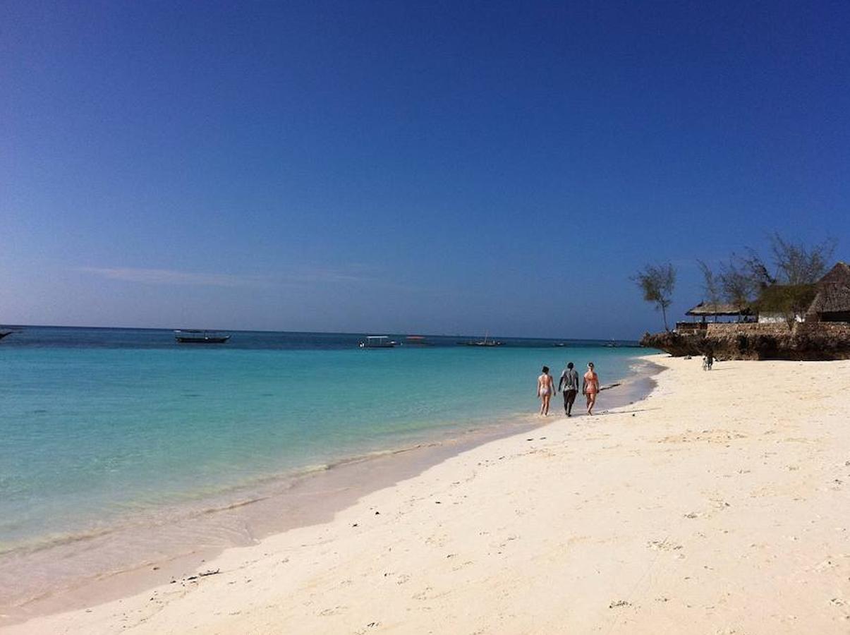 Otra de las playas africanas dentro de las 25 mejores del mundo es la Playa de Nungwi, localizada en la isla de Zanzíbar. Caracterizada por su entorno repleto de corales, conchas y arena blanda y blanca, ha logrado ser posicionada en el número 23.