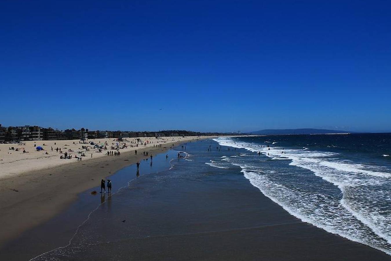 La Playa Santa Mónica State Beach, ubicada en California (Estados Unidos), tiene una longitud de 5 kilómetros y medio. Ideal para los más románticos que deseen dar un paseo junto a su pareja, esta playa americana se sitúa en el puesto 17. 