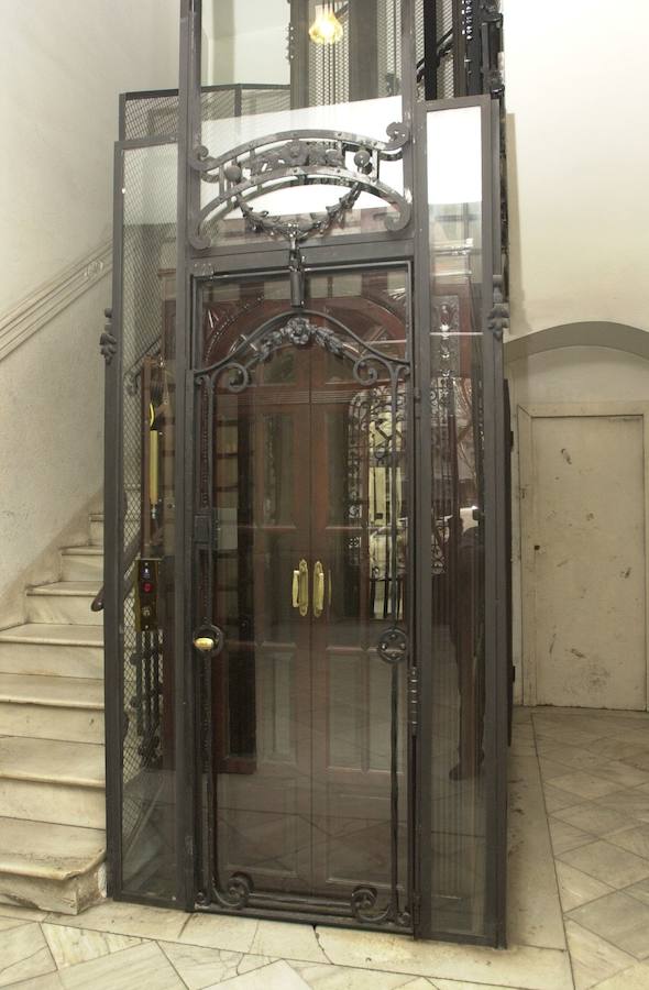 GRAN VÍA MARQUÉS DEL TURIA, 58 | Resguardado en una cabina de cristal se encuentra este impresionante ascensor centerario, concretamente en plena Gran Vía Marqués del Turia. Funciona a la perfección.