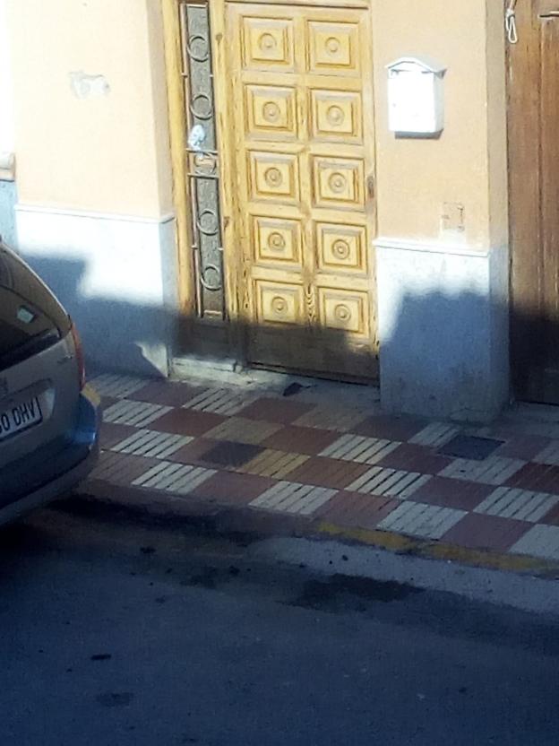 Un roedor en el portal de una casa de la calle Sant Antoni. 