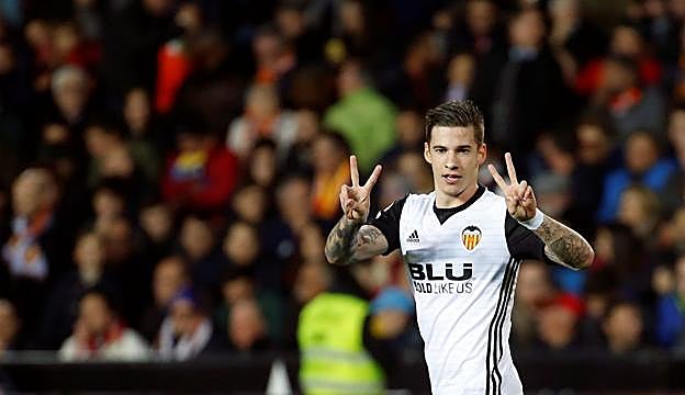Santi Mina celebra los dos goles conseguidos en Mestalla frente a la Real Sociedad. 