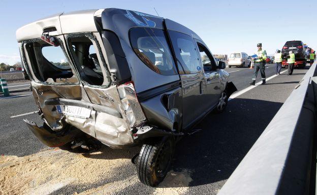 Un vehículo siniestrado tras un accidente en la V-30.