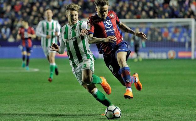 Roger Martí (d), conduce el balón ante Francis. 