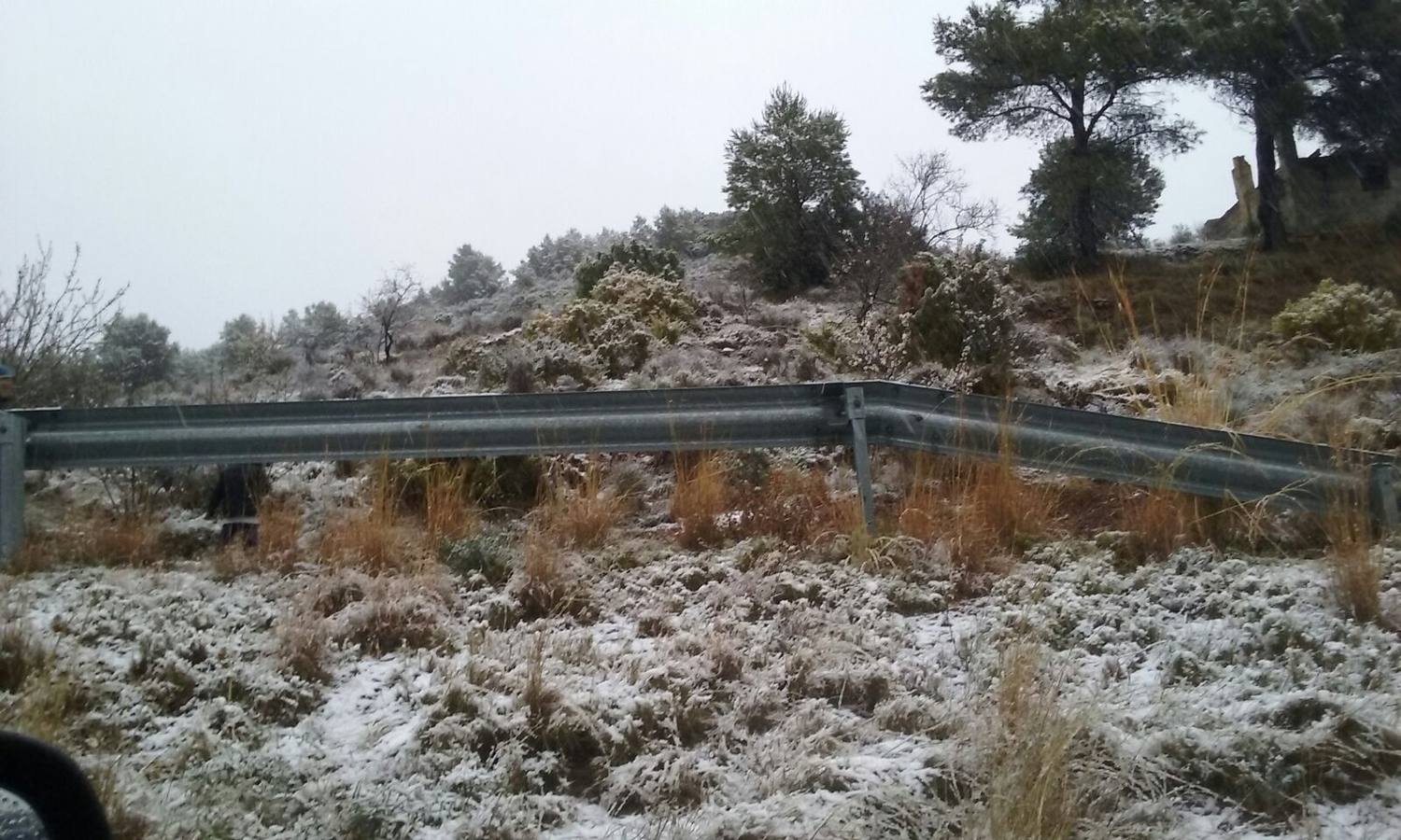 La zona del Garbí, en la Sierra Calderona, con nieve esta tarde.