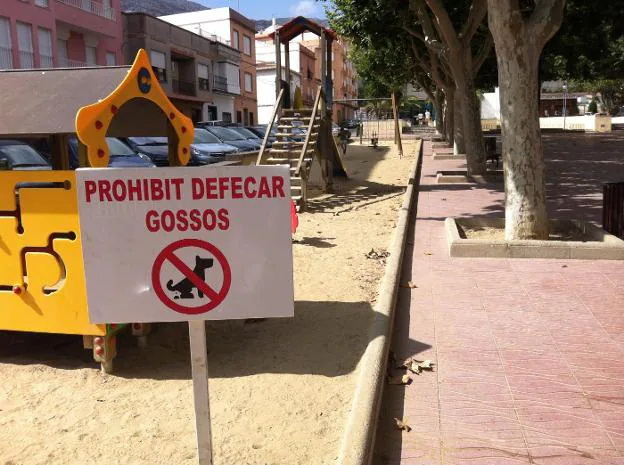 Uno de los carteles instalados en el Passeig Cervantes, justo al lado de una zona recreativa. 