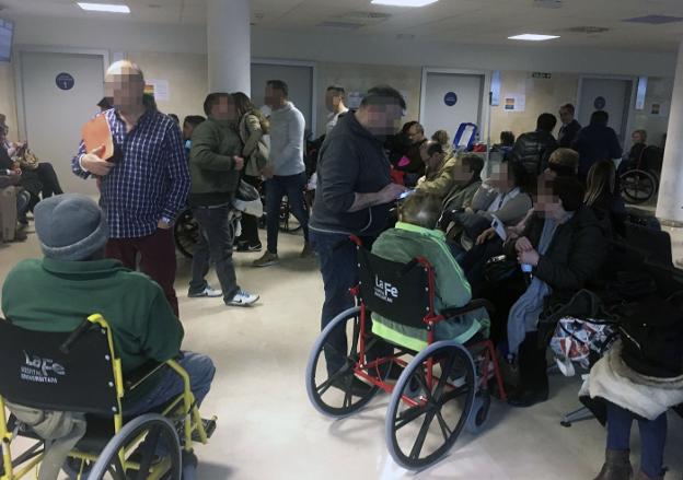Pacientes en espera en la unidad de Urgencias de La Fe en una imagen de archivo. 