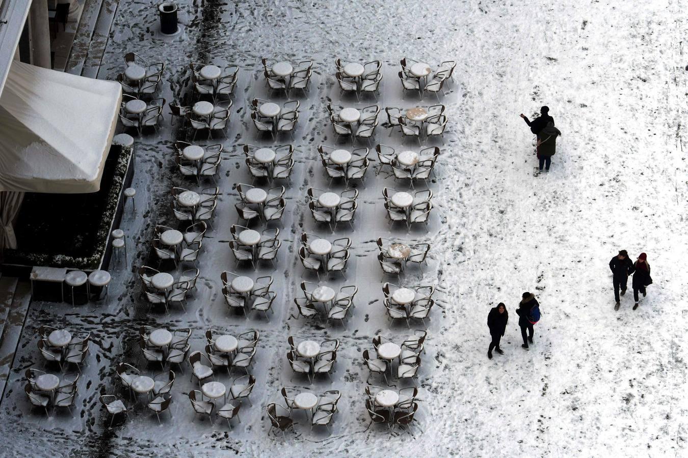 La ciudad de los canales amanece nevada tras el paso del temporal de frío siberiano que azota Europa