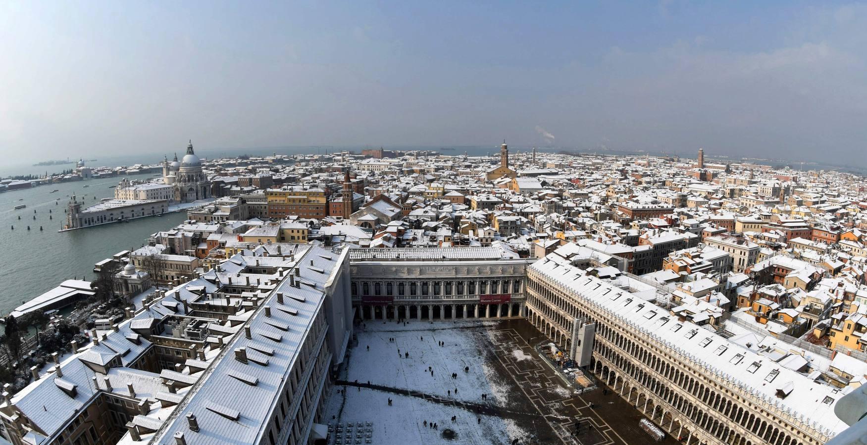 La ciudad de los canales amanece nevada tras el paso del temporal de frío siberiano que azota Europa