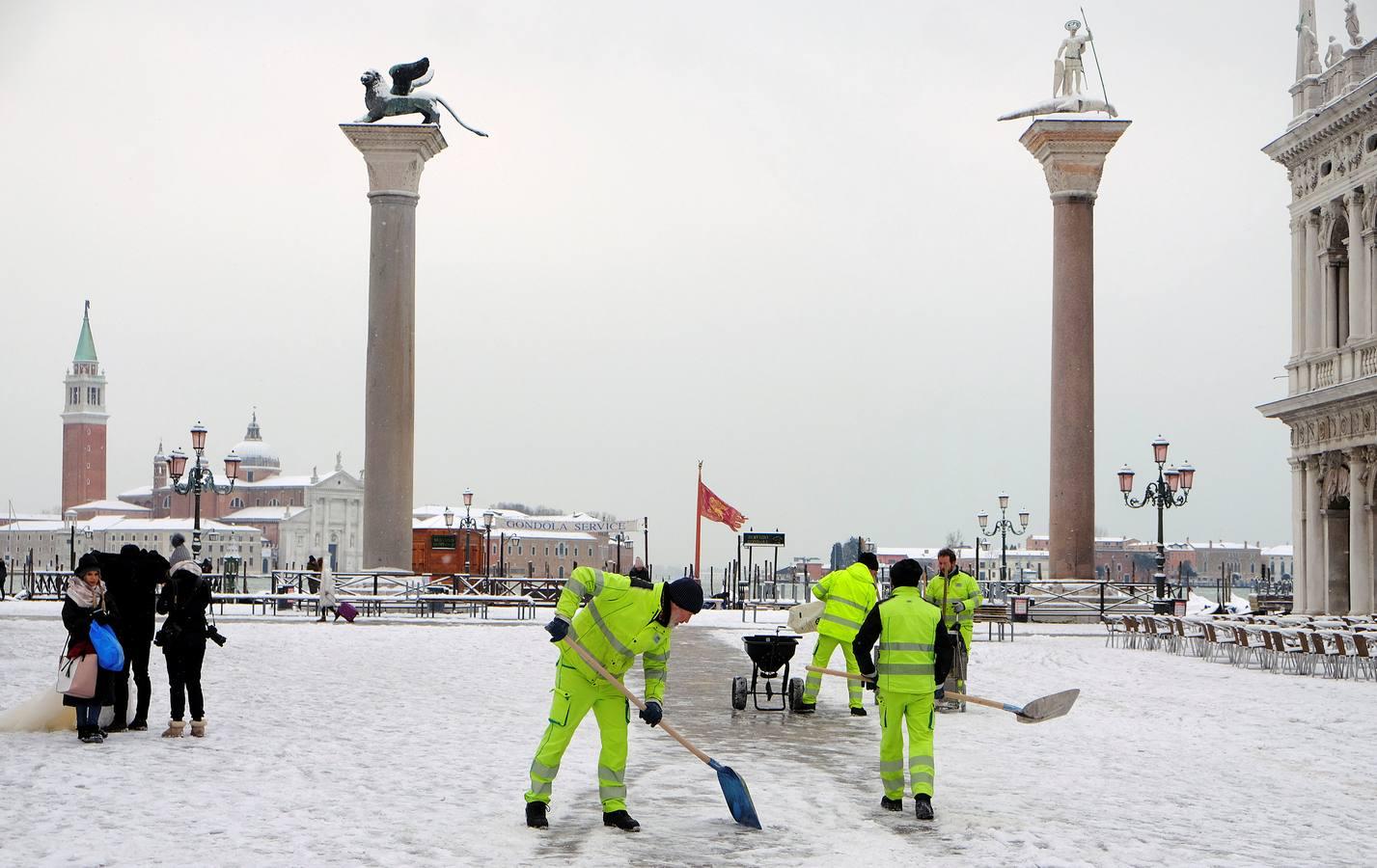 La ciudad de los canales amanece nevada tras el paso del temporal de frío siberiano que azota Europa
